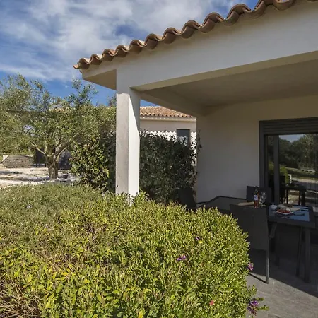 度假居 拉尔比特鲁旅馆 *