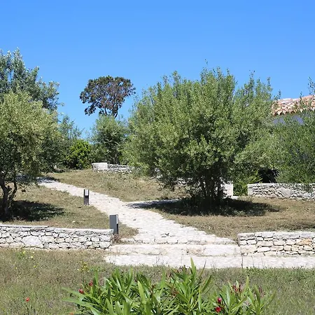 拉尔比特鲁旅馆