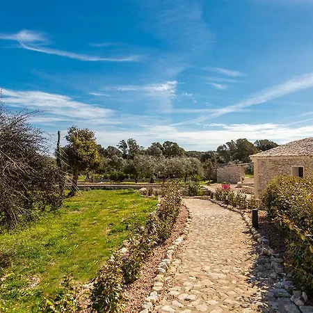 拉尔比特鲁旅馆 *